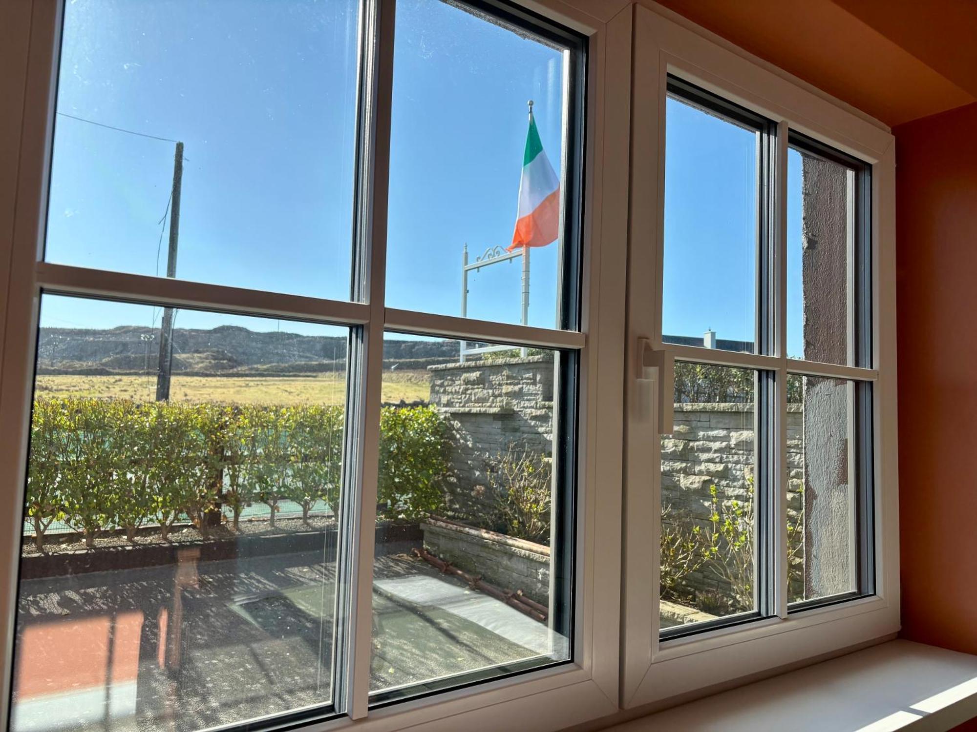 Ocean View Guestrooms Doolin Bilik gambar